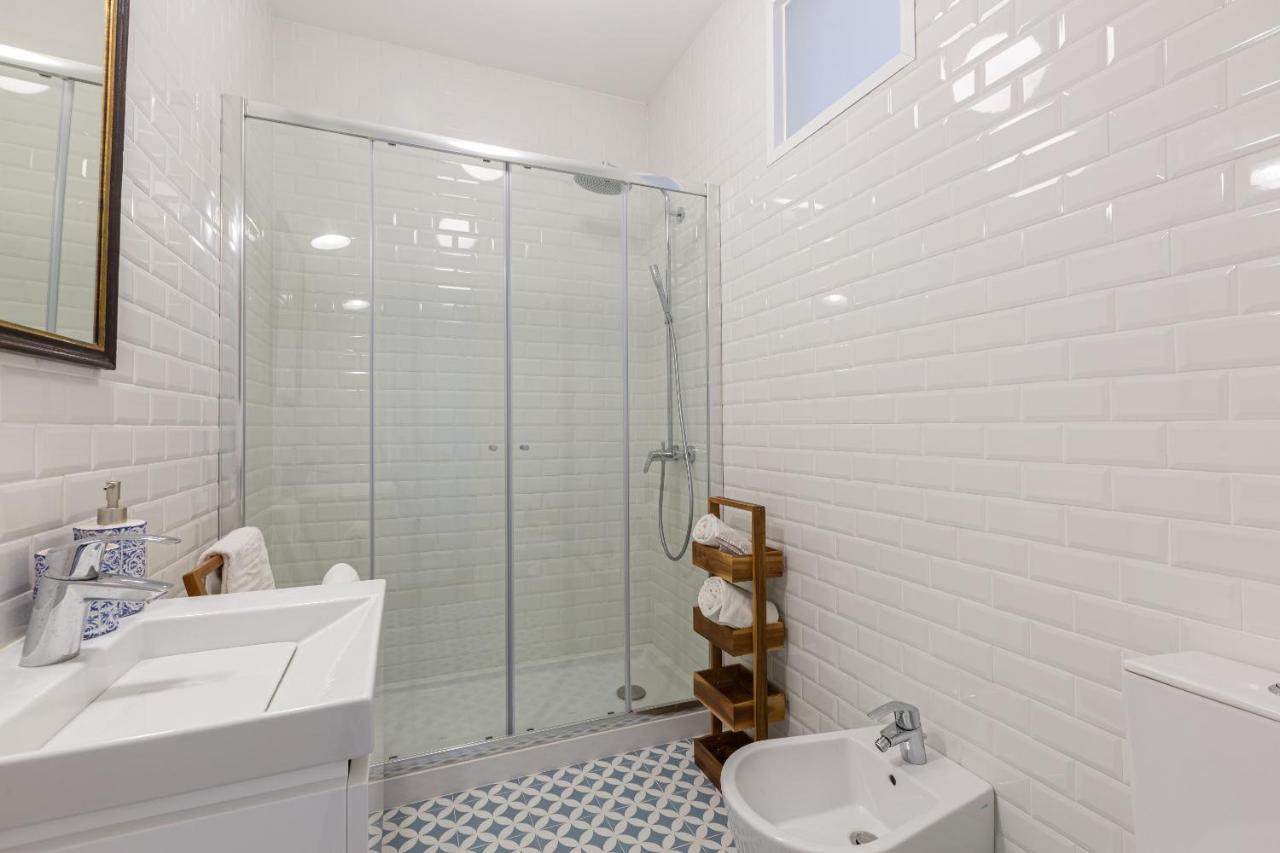White & Blue Vintage Home In Graca ลิสบอน ภายนอก รูปภาพ
