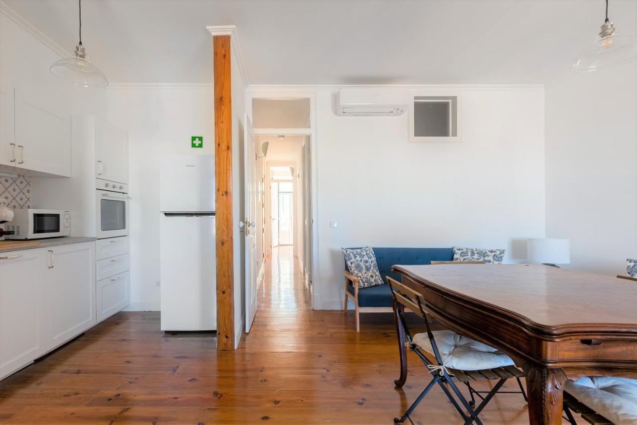 White & Blue Vintage Home In Graca ลิสบอน ภายนอก รูปภาพ