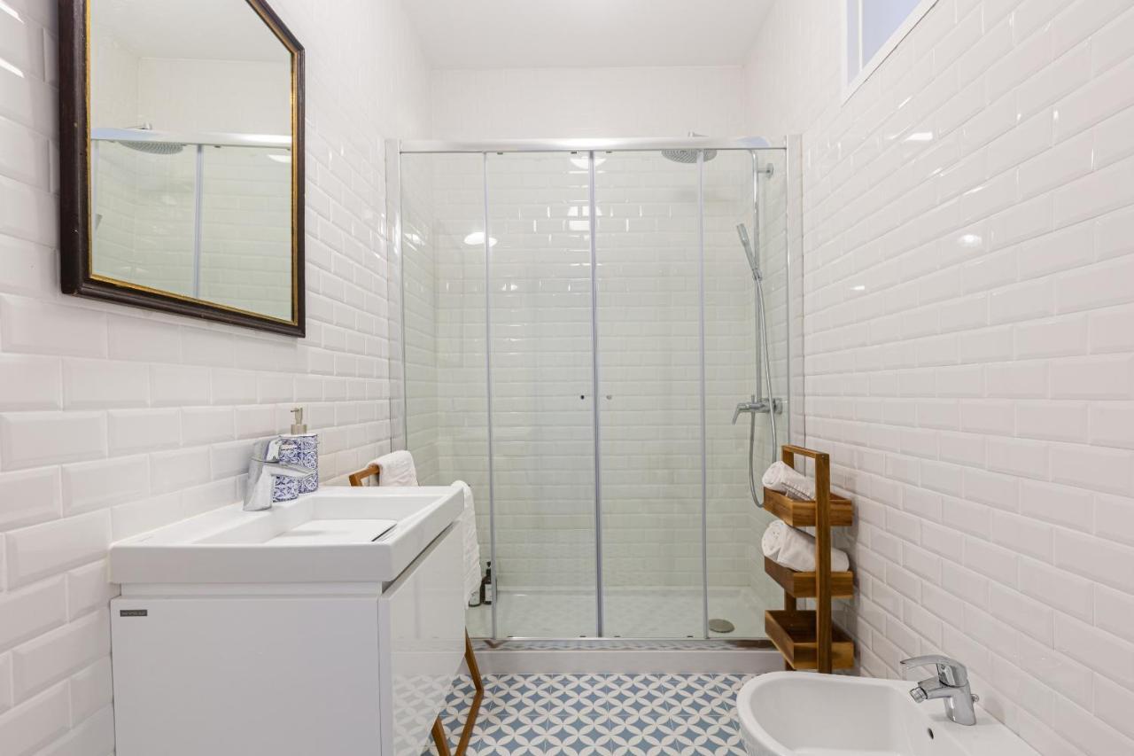 White & Blue Vintage Home In Graca ลิสบอน ภายนอก รูปภาพ