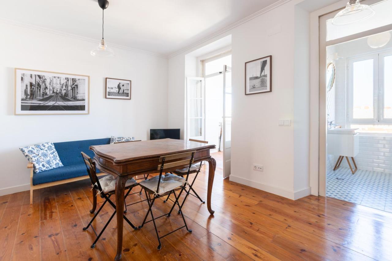 White & Blue Vintage Home In Graca ลิสบอน ภายนอก รูปภาพ